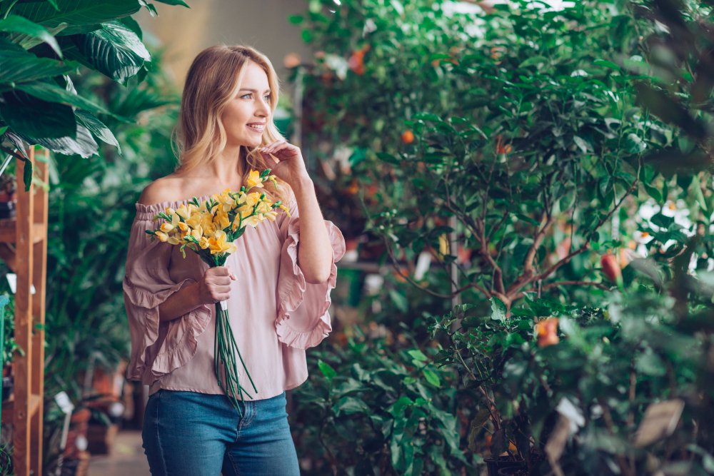From First Message to First Date: Navigating Conversations on Sneaky Dating